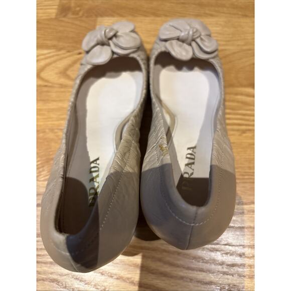 PRADA Nude tan Leather Gold Trim Chunky Heel Pump Flower Embellishment 38 1/2 8 - Picture 10 of 16